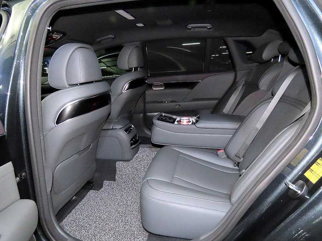 Genesis G90 - Vista 7