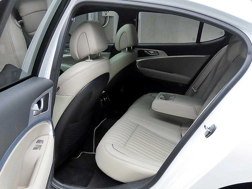 Genesis G70 - Vista 6