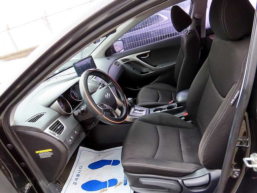 HYUNDAI Avante - Vista 5