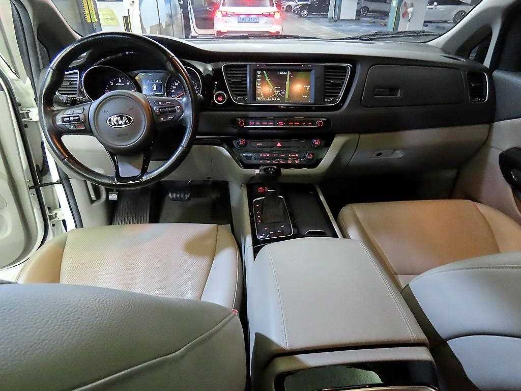 KIA Carnival - Vista 11