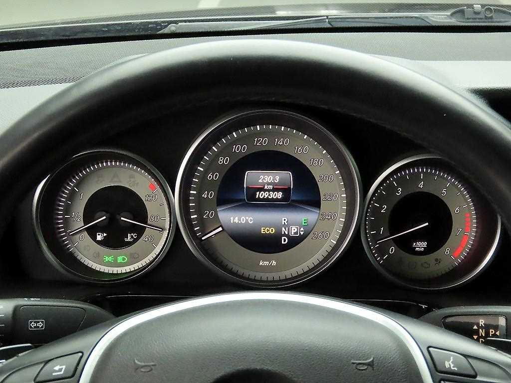 Mercedes Benz E class - Vista 5