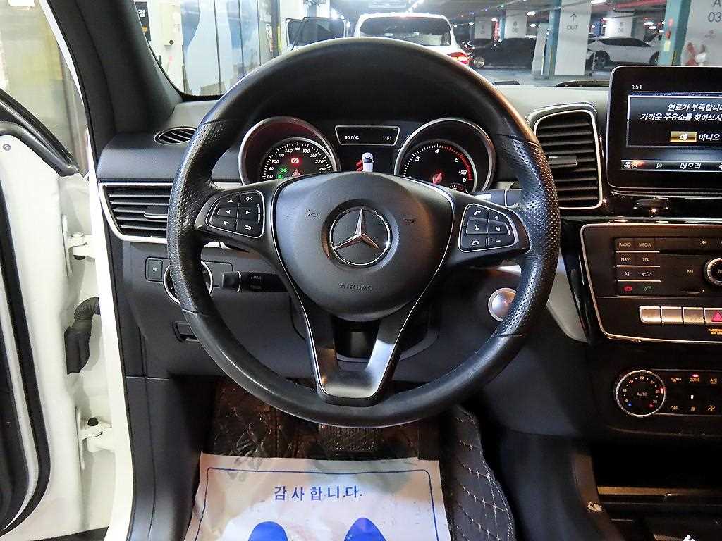 Mercedes Benz GLE Class - Vista 8