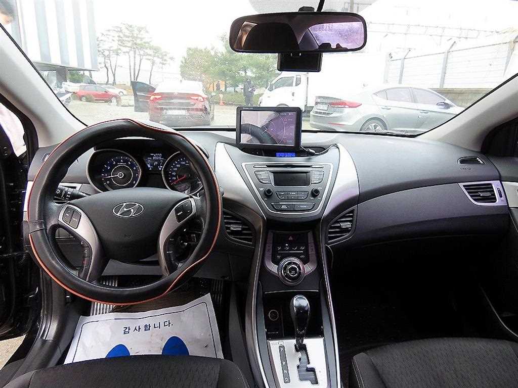 HYUNDAI Avante - Vista 7