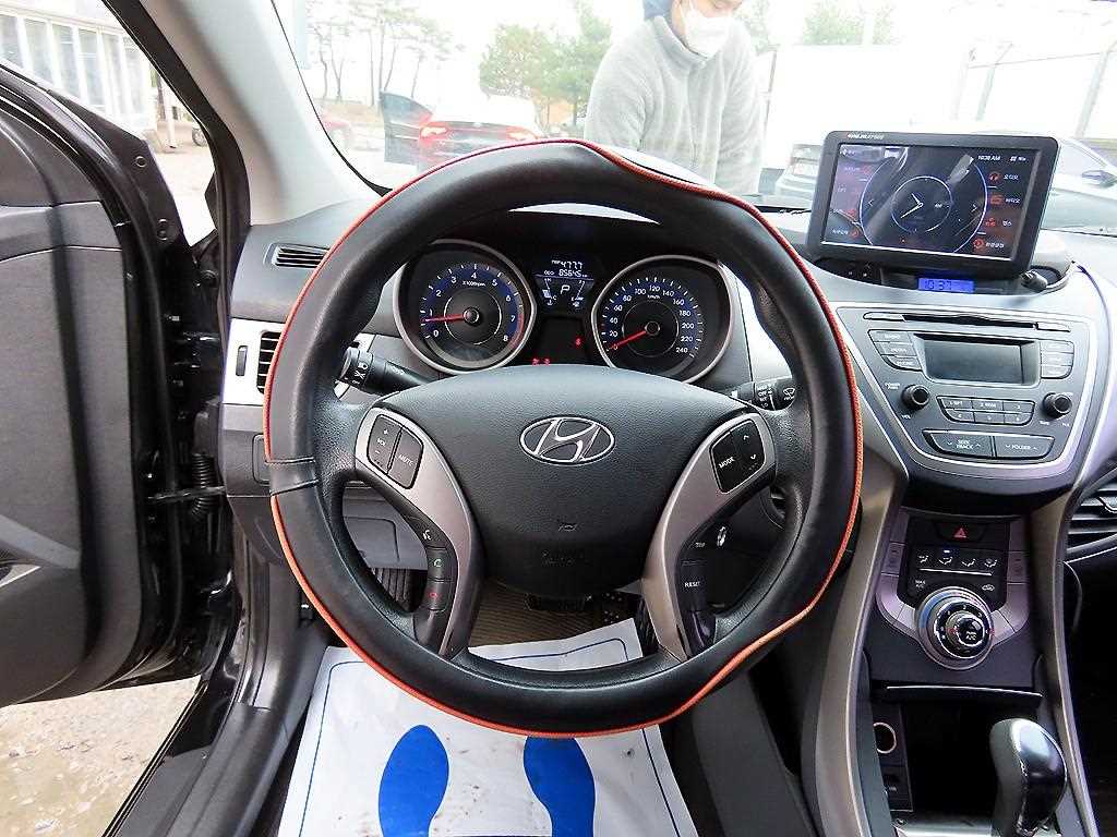 HYUNDAI Avante - Vista 8