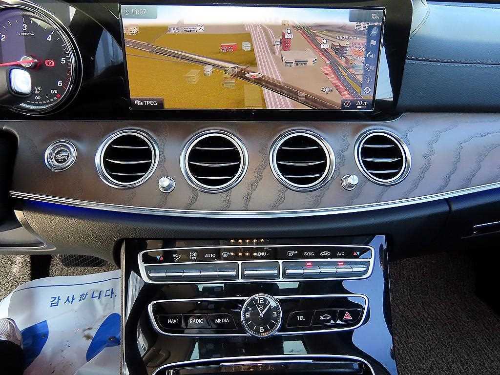 Mercedes Benz E class - Vista 12