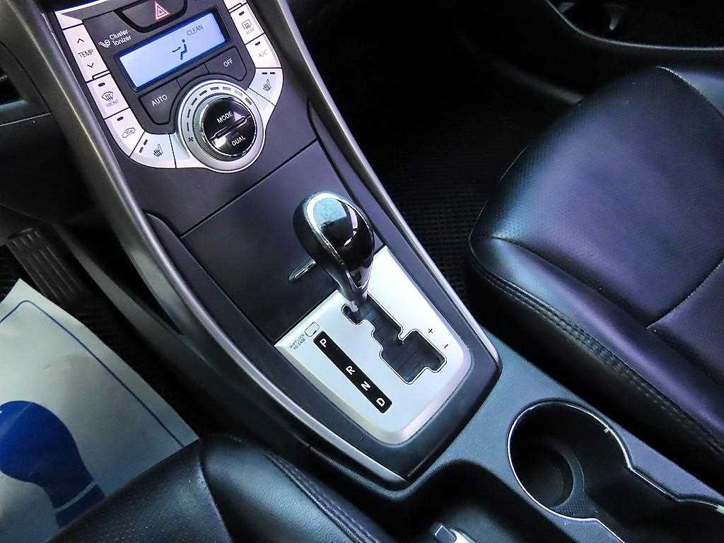 HYUNDAI Avante - Vista 10