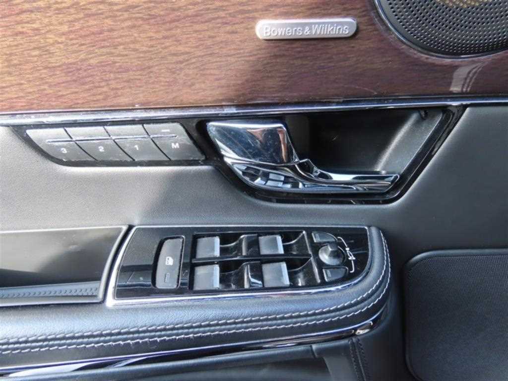 Jaguar XJ - Vista 12