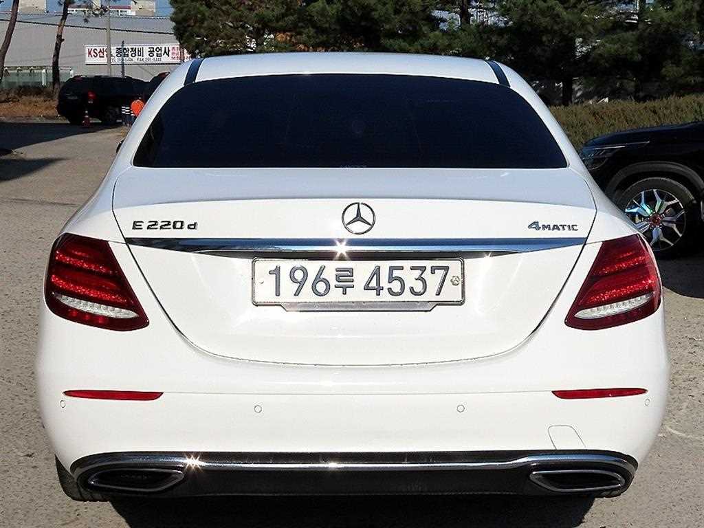 Mercedes Benz E class - Vista 4