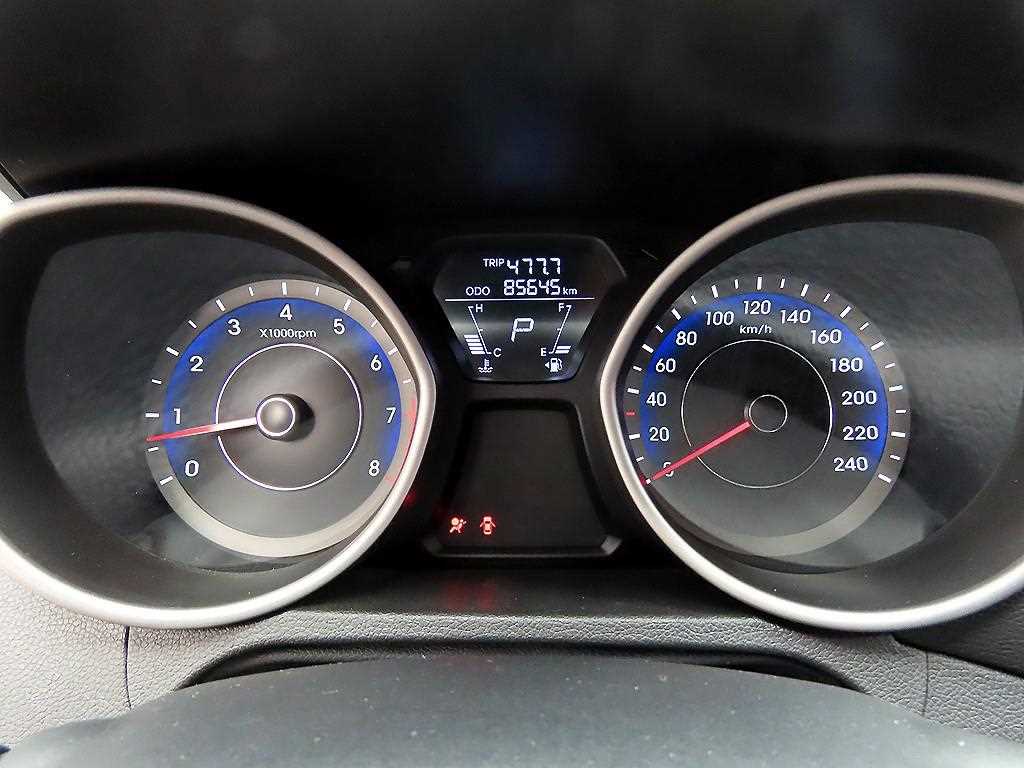 HYUNDAI Avante - Vista 9