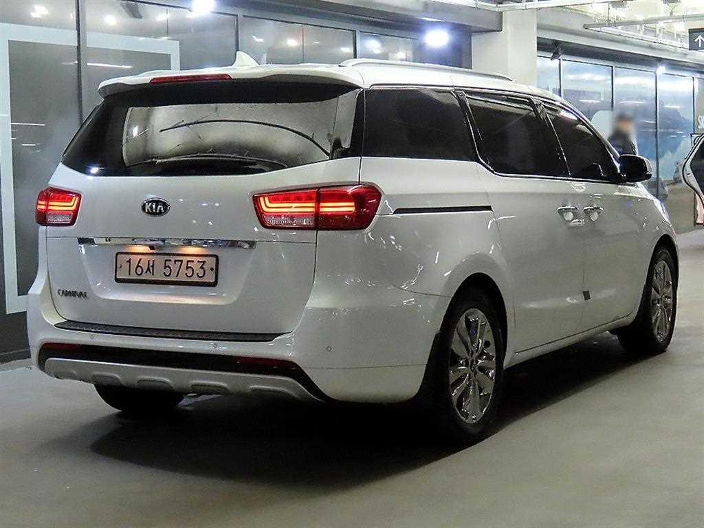 KIA Carnival - Vista 4