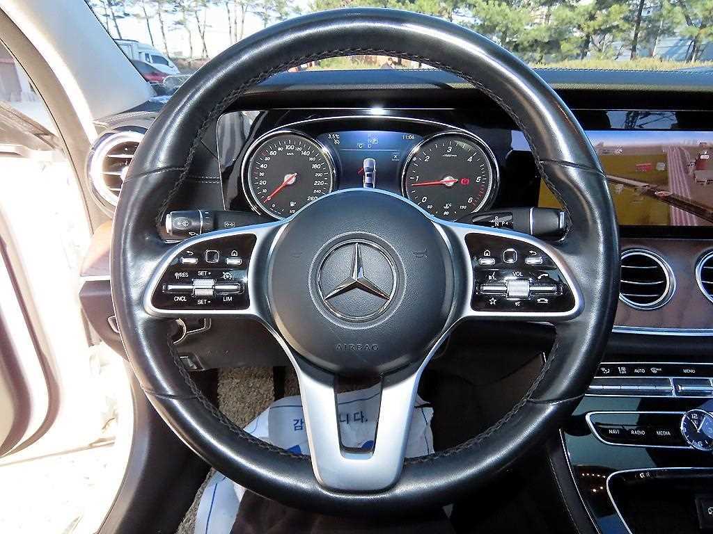 Mercedes Benz E class - Vista 8