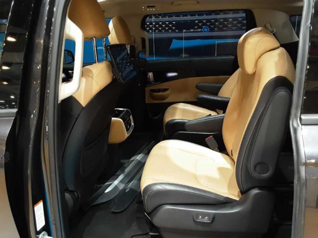 KIA Carnival - Vista 9