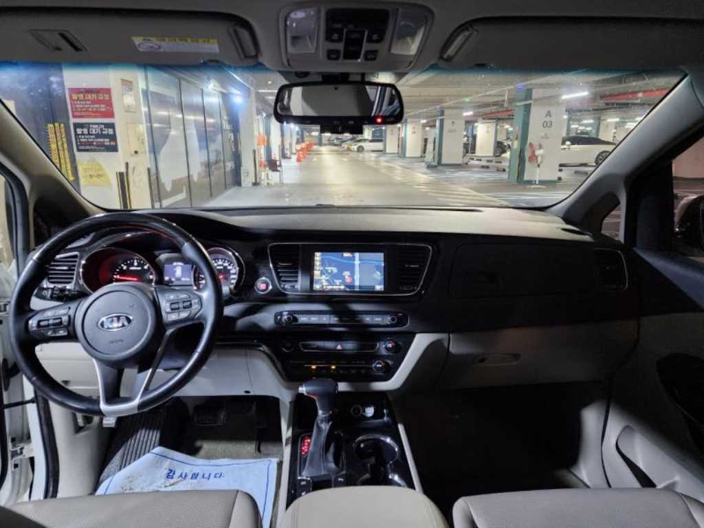 KIA Carnival - Vista 8