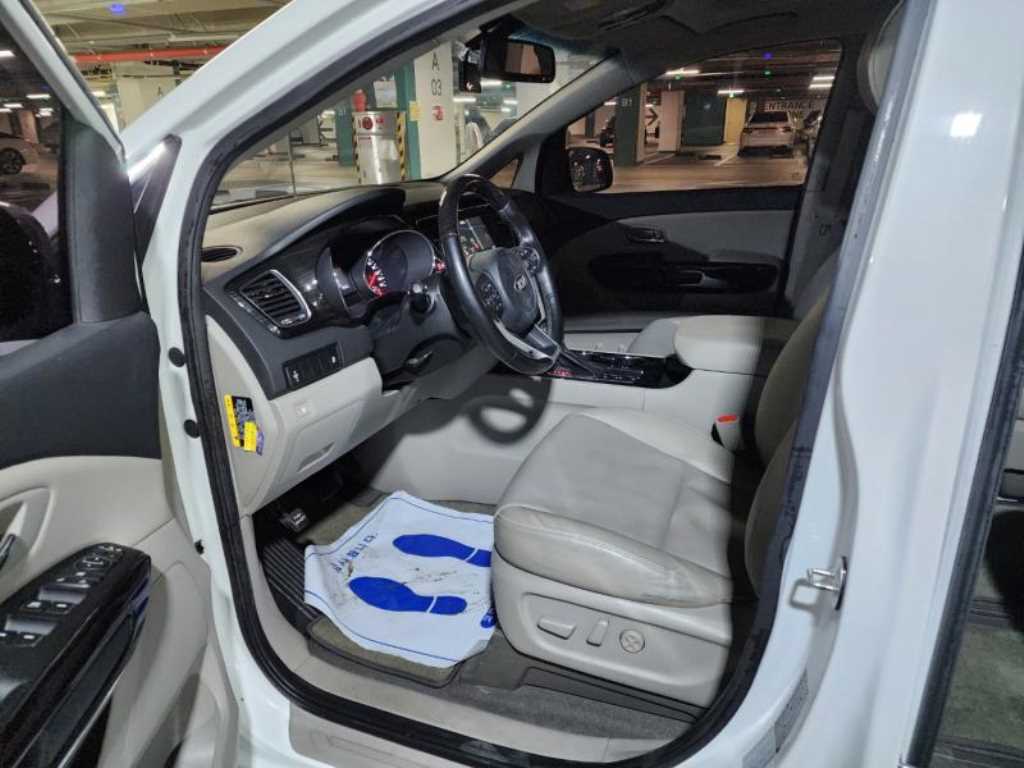 KIA Carnival - Vista 6