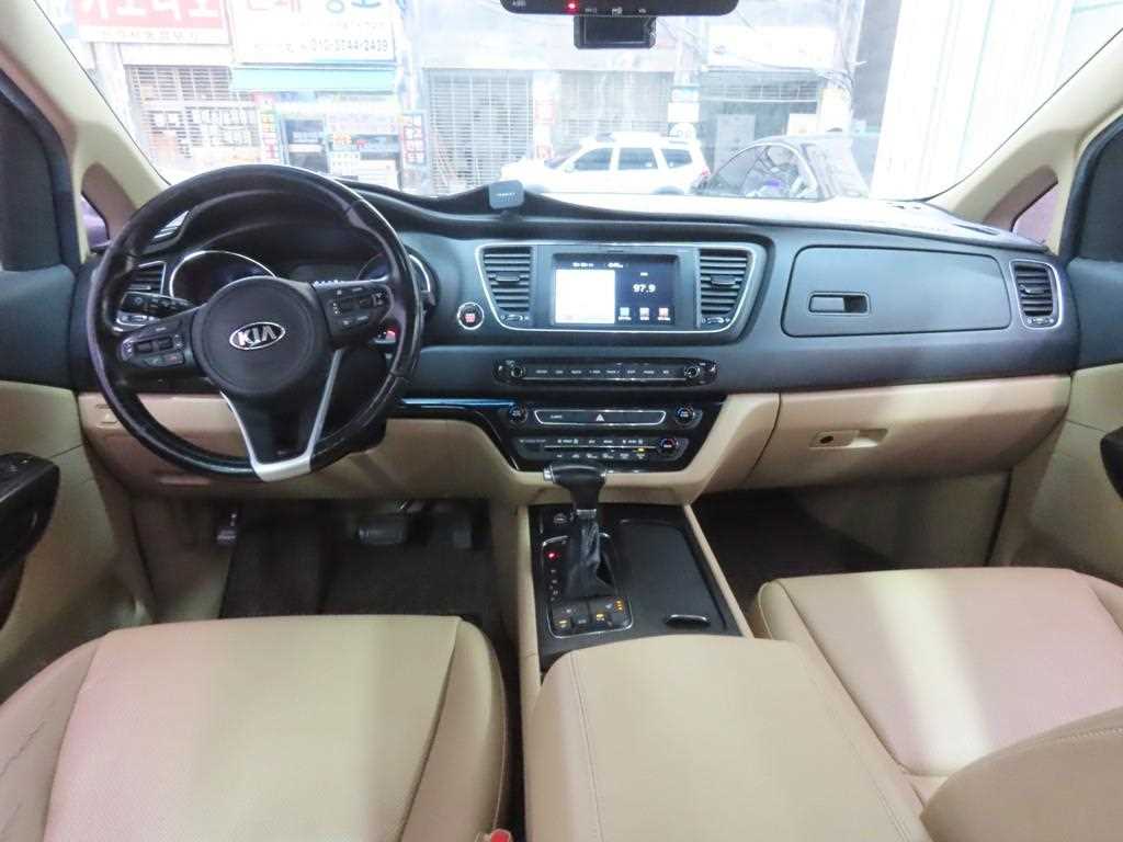 KIA Carnival - Vista 7