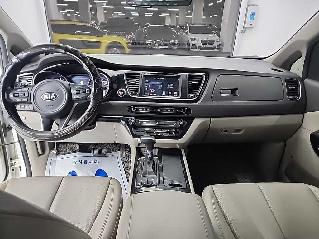 KIA Carnival - Vista 7