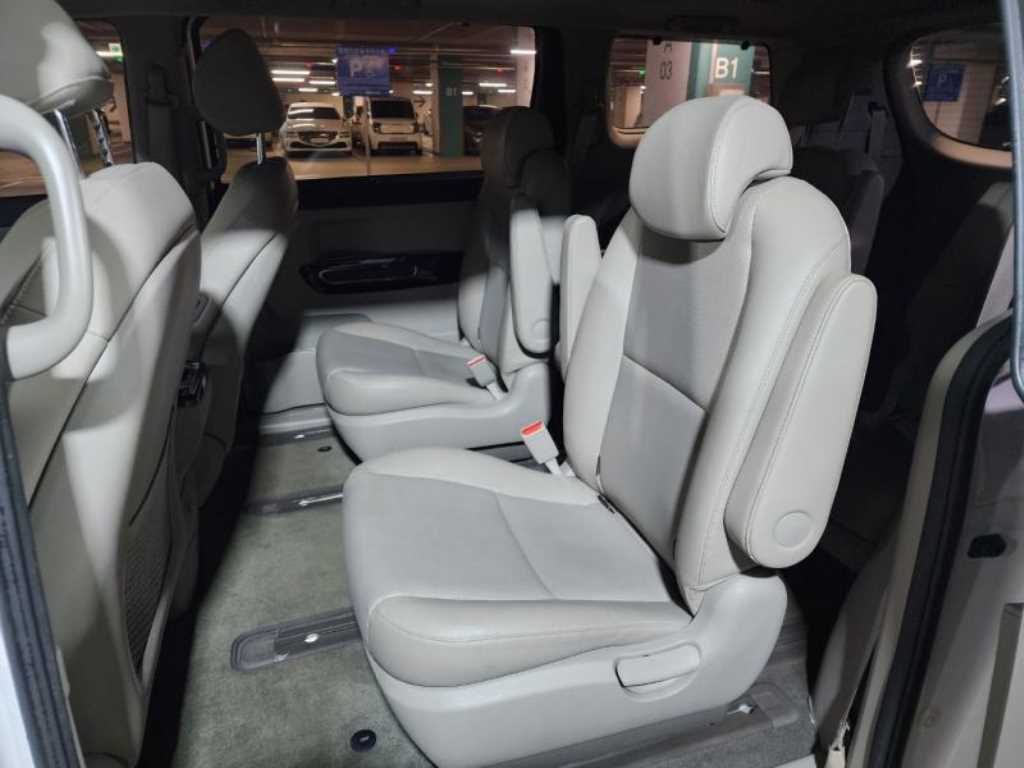 KIA Carnival - Vista 7