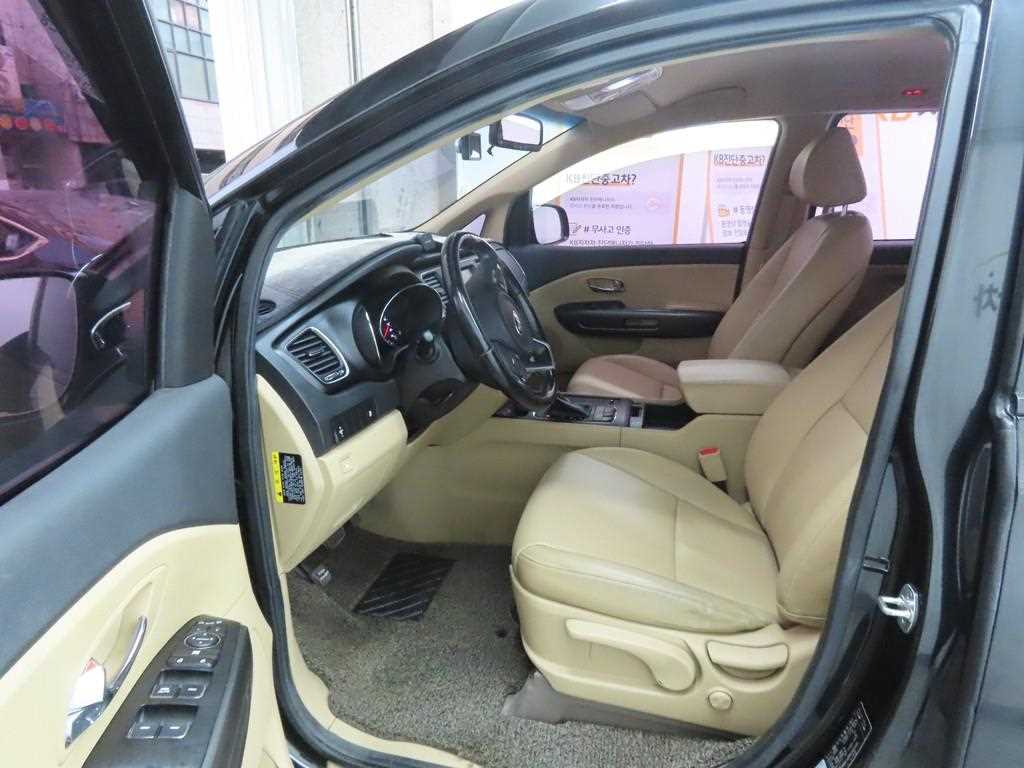 KIA Carnival - Vista 5