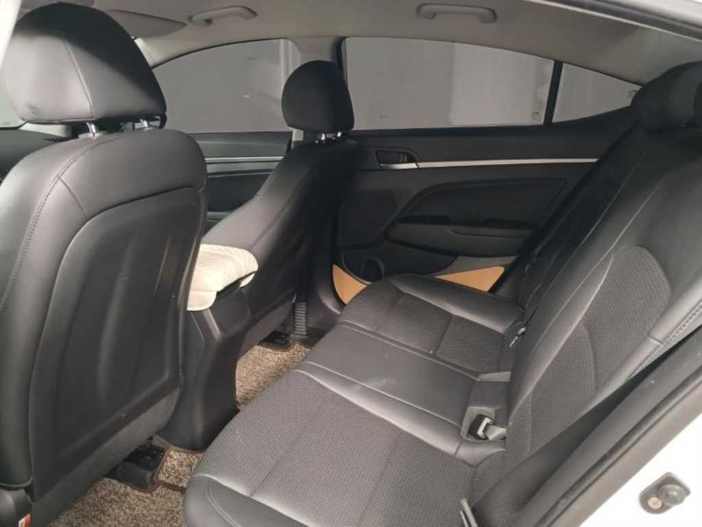 HYUNDAI Avante - Vista 8