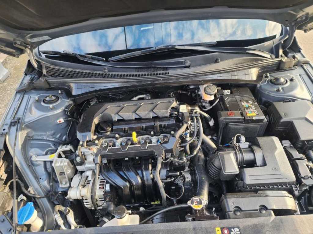 HYUNDAI Avante - Vista 9