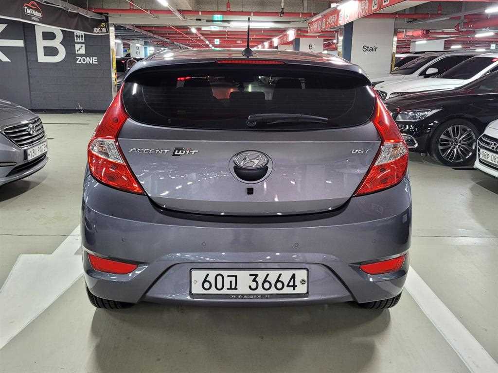 HYUNDAI Accent - Vista 4