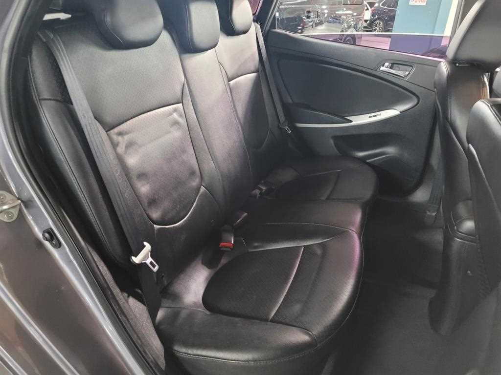 HYUNDAI Accent - Vista 8