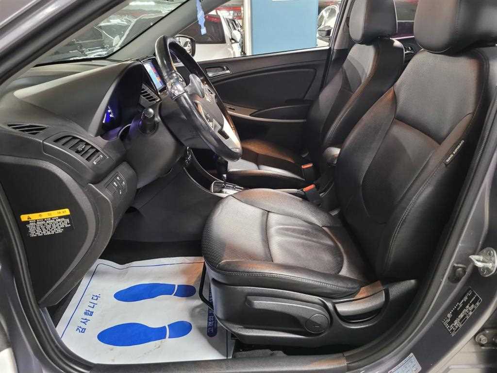 HYUNDAI Accent - Vista 6