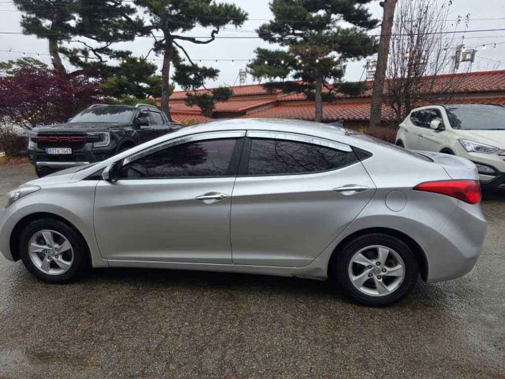 HYUNDAI Avante - Vista 5