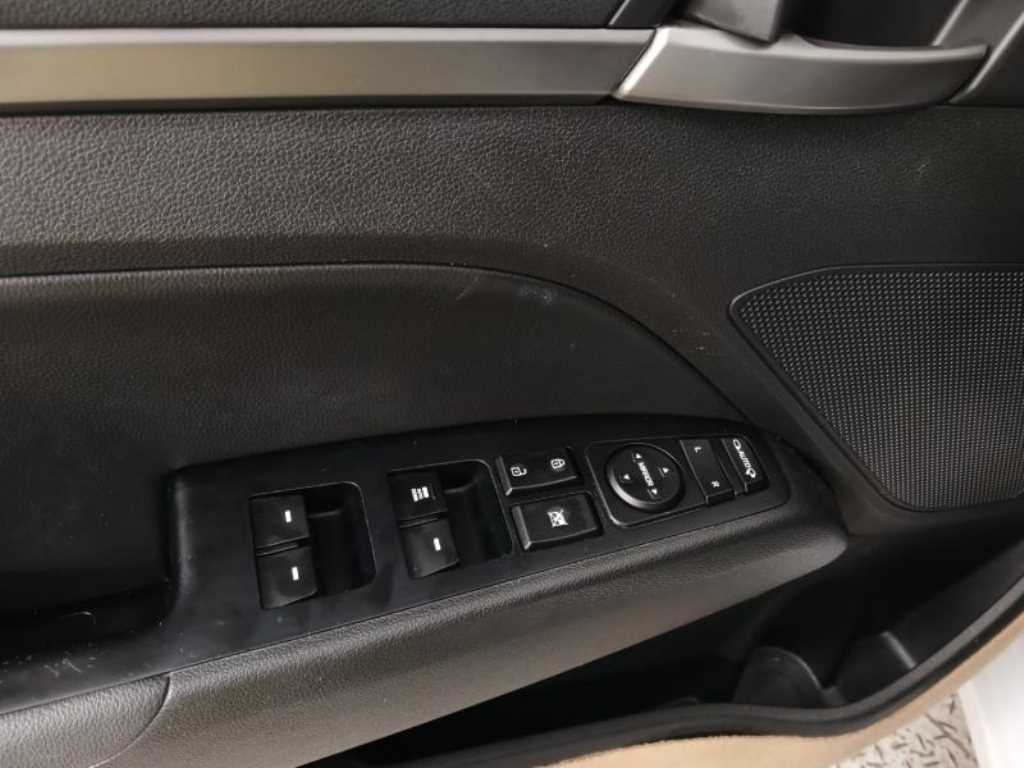 HYUNDAI Avante - Vista 9