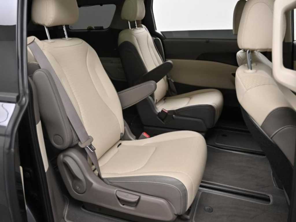 KIA Carnival - Vista 12