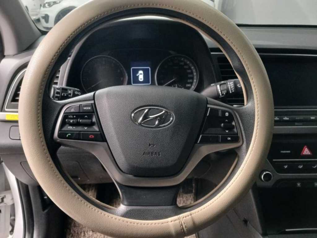 HYUNDAI Avante - Vista 10