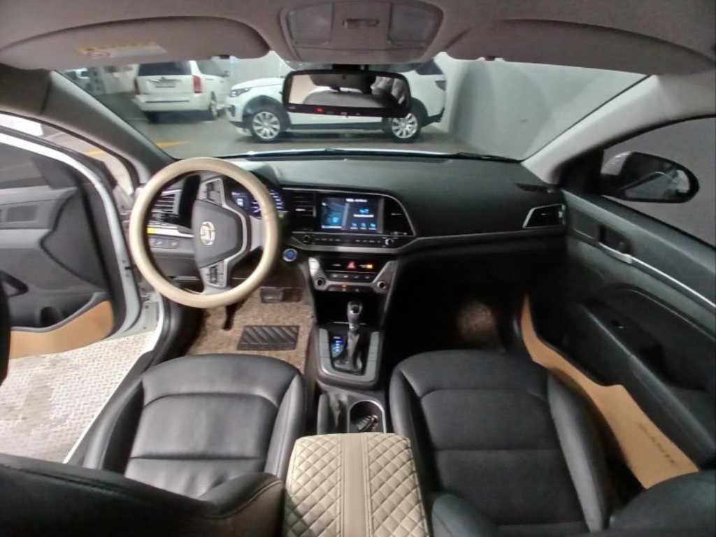 HYUNDAI Avante - Vista 6