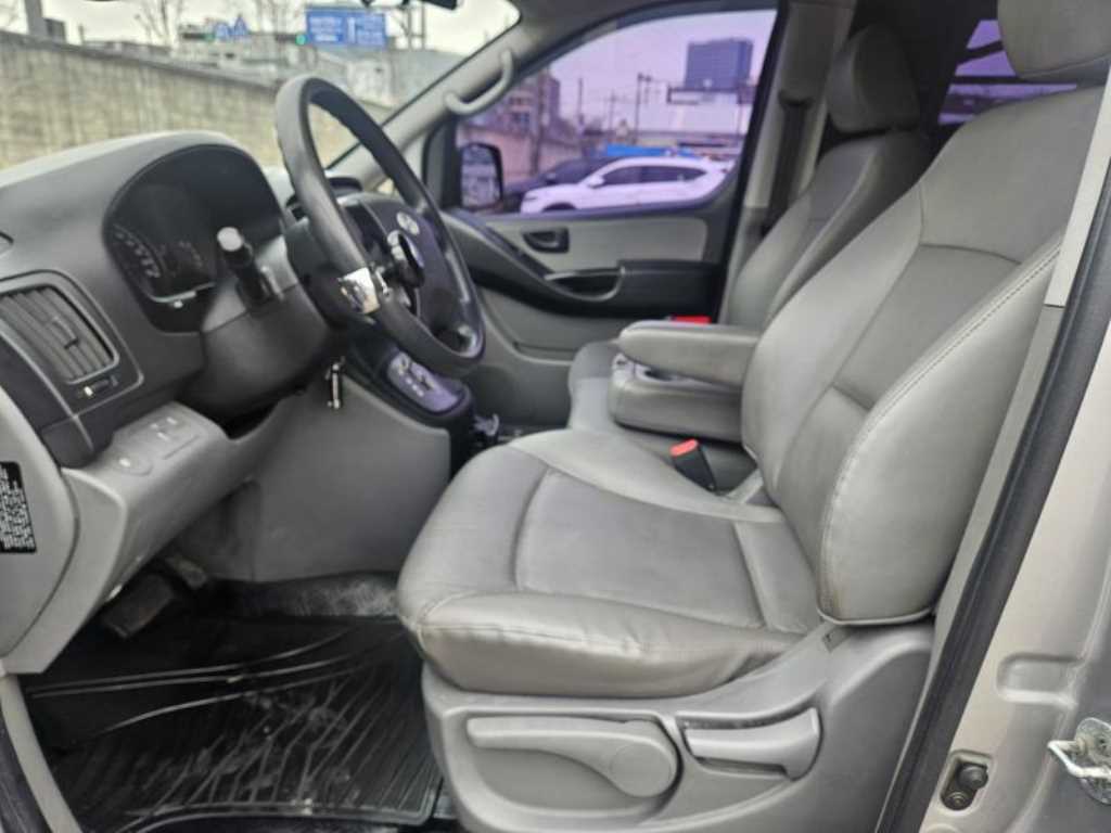 HYUNDAI Starex - Vista 6