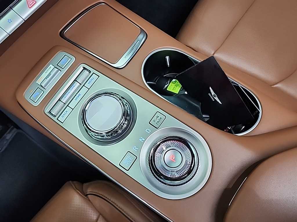 Genesis GV70 - Vista 8