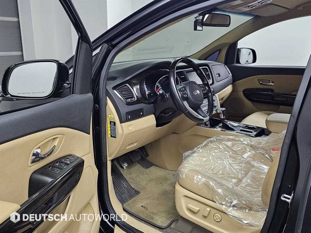 KIA Carnival - Vista 11