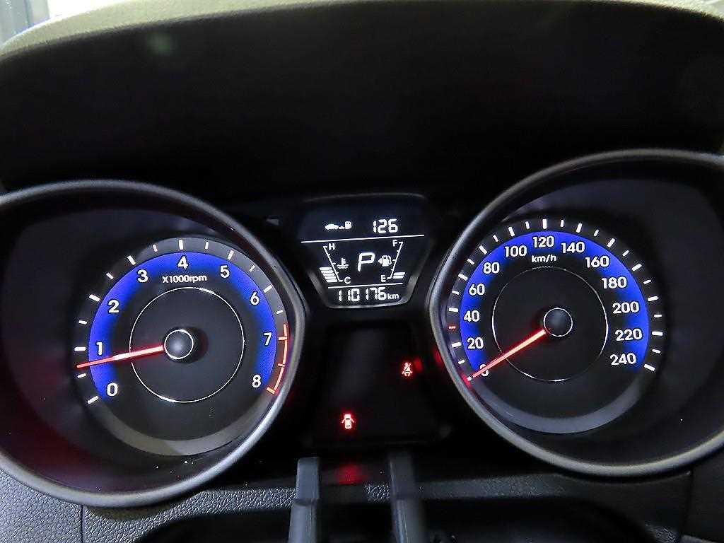 HYUNDAI Avante - Vista 9