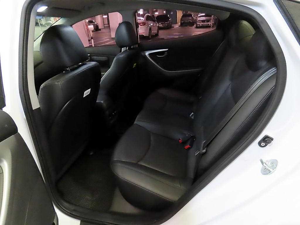 HYUNDAI Avante - Vista 7