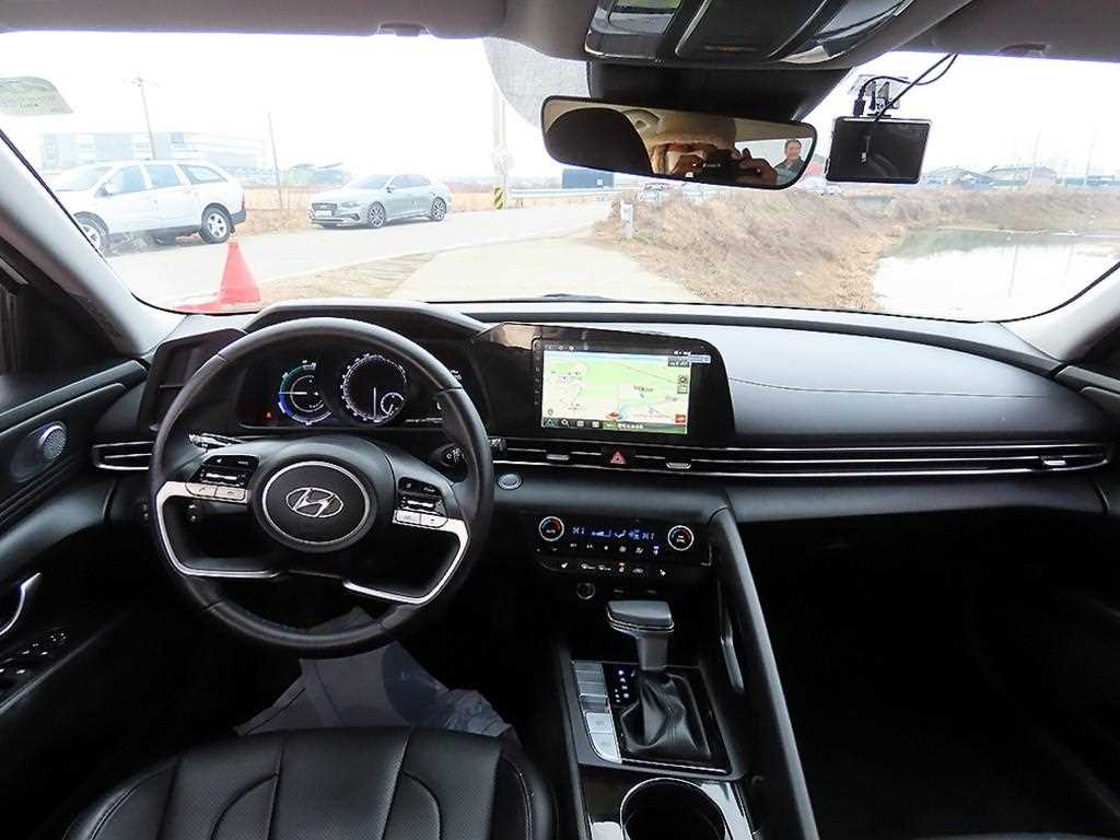 HYUNDAI Avante - Vista 9