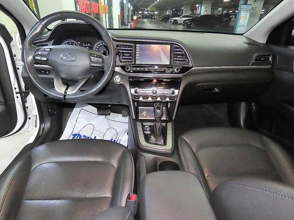 HYUNDAI Avante - Vista 10