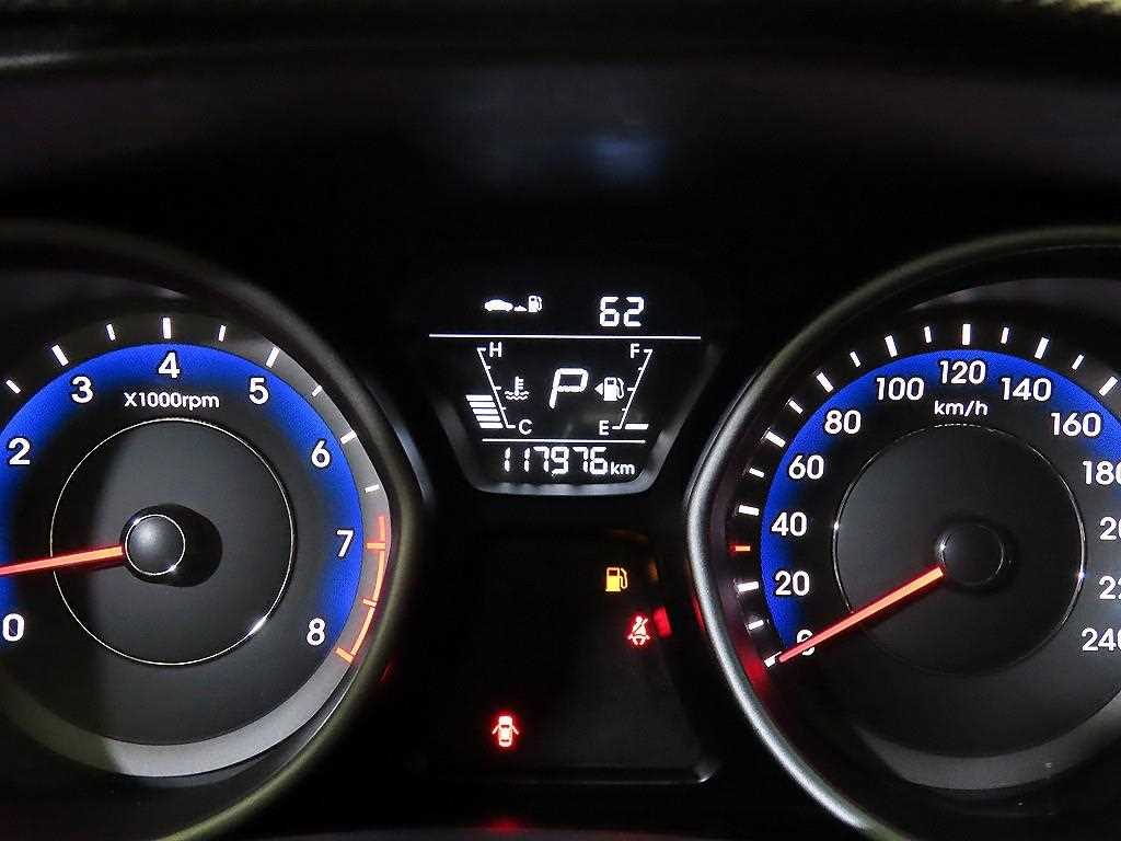 HYUNDAI Avante - Vista 9