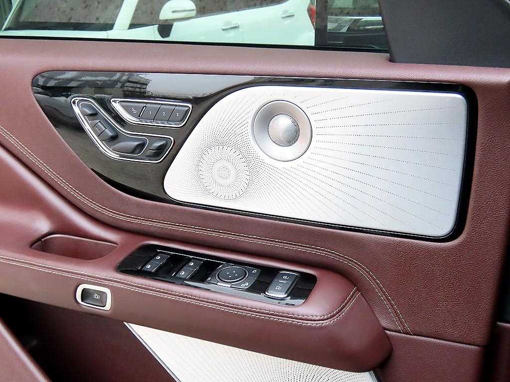 Lincoln Aviator - Vista 12