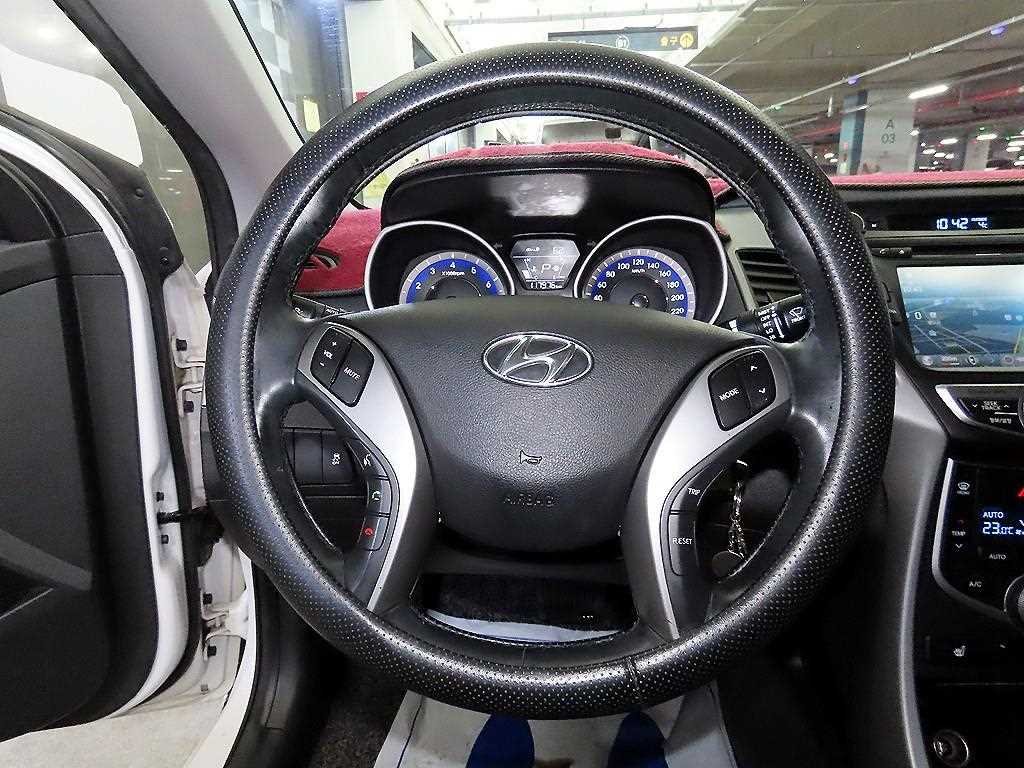 HYUNDAI Avante - Vista 8