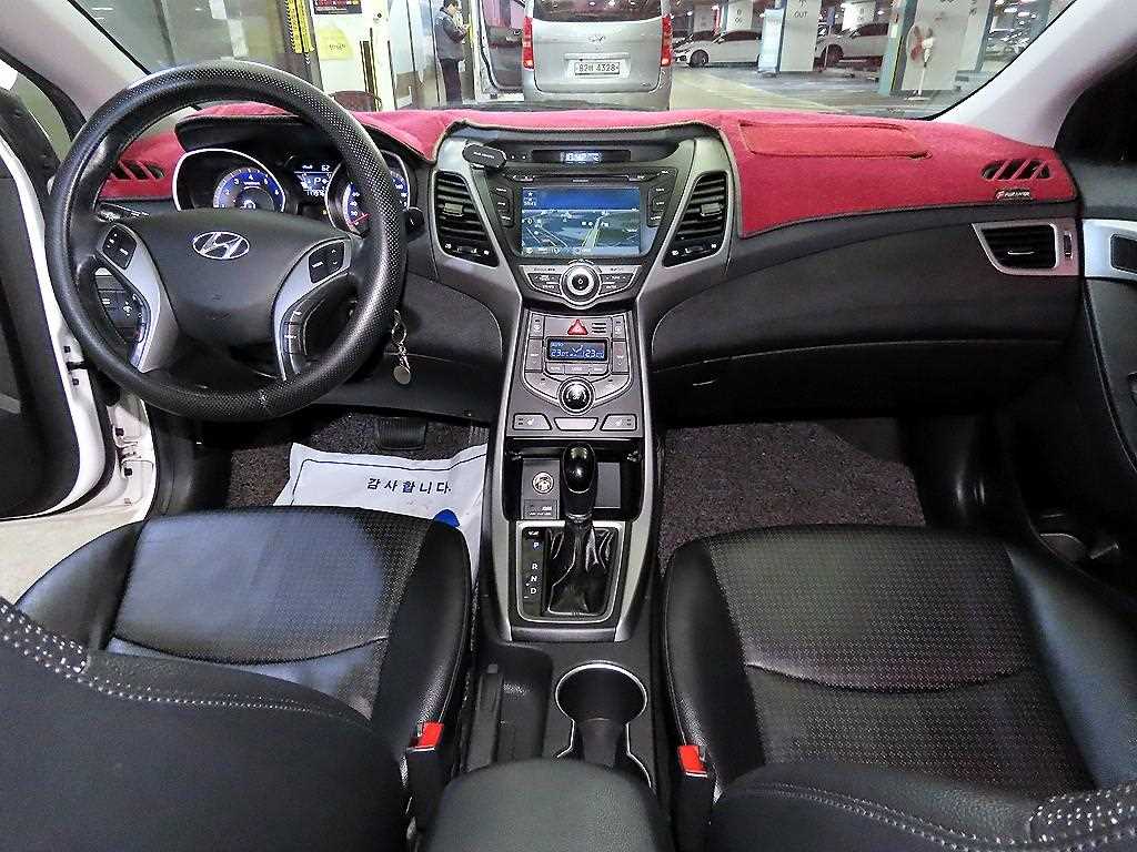 HYUNDAI Avante - Vista 10