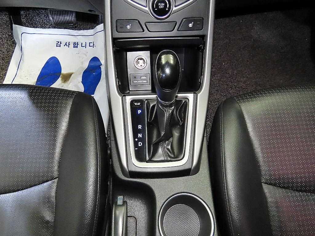 HYUNDAI Avante - Vista 12