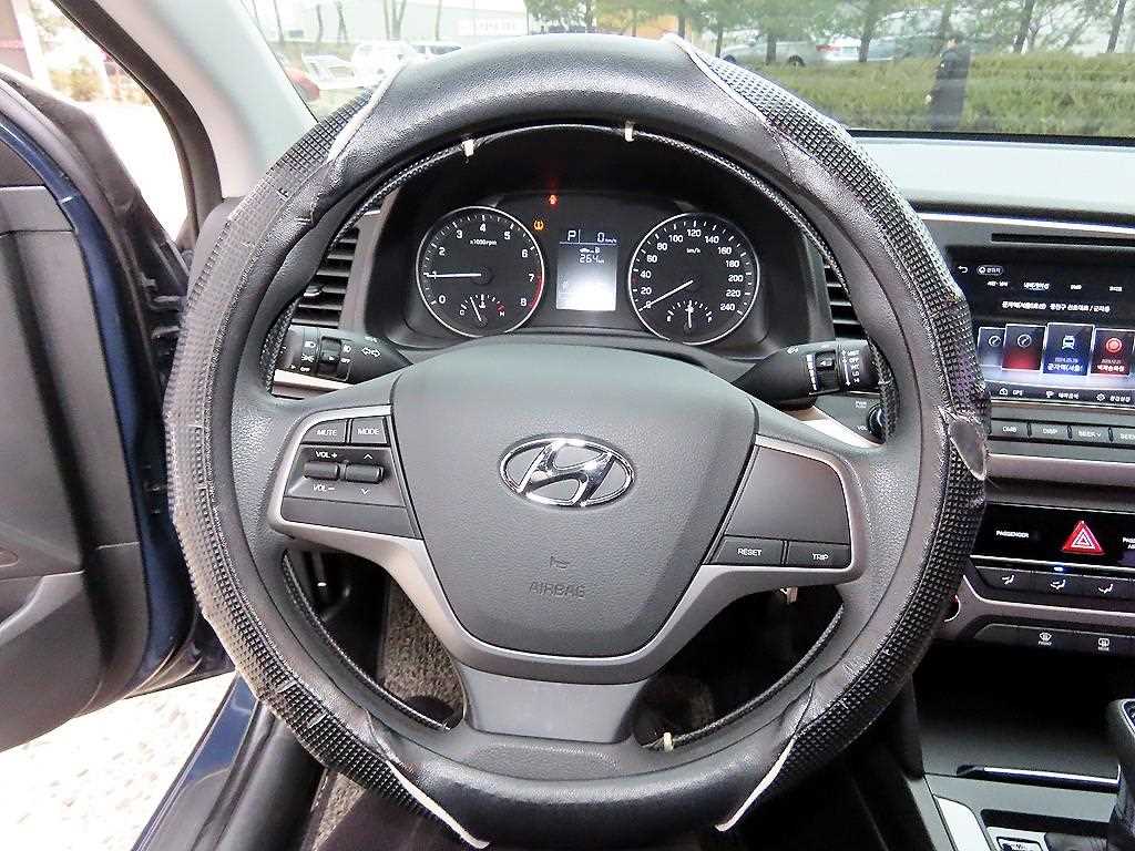 HYUNDAI Avante - Vista 8