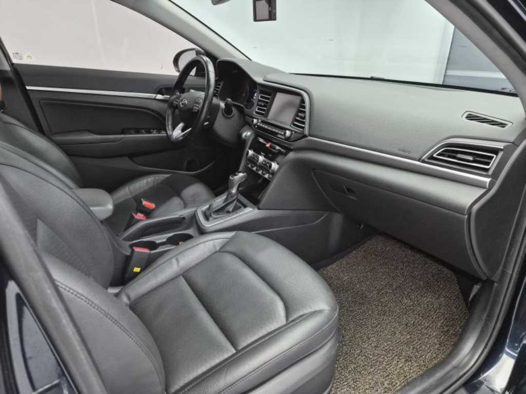 HYUNDAI Avante - Vista 7