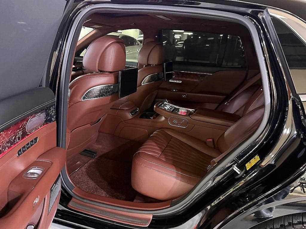 Genesis G90 - Vista 8