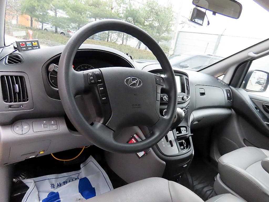 HYUNDAI Starex - Vista 8