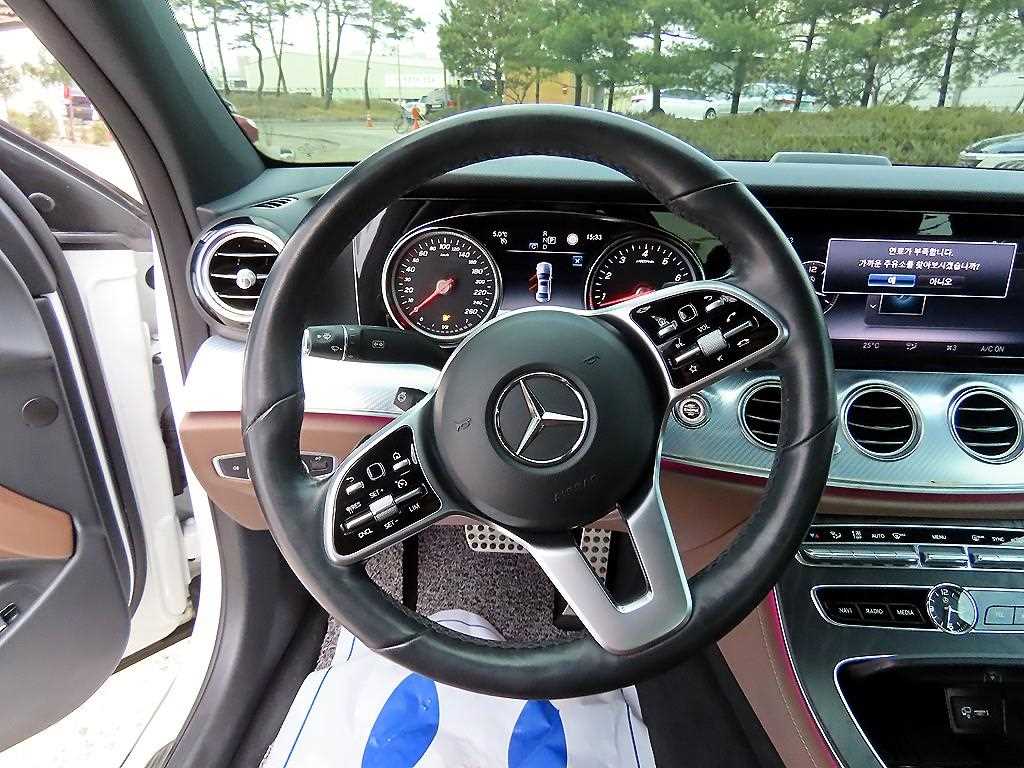 Mercedes Benz E class - Vista 8