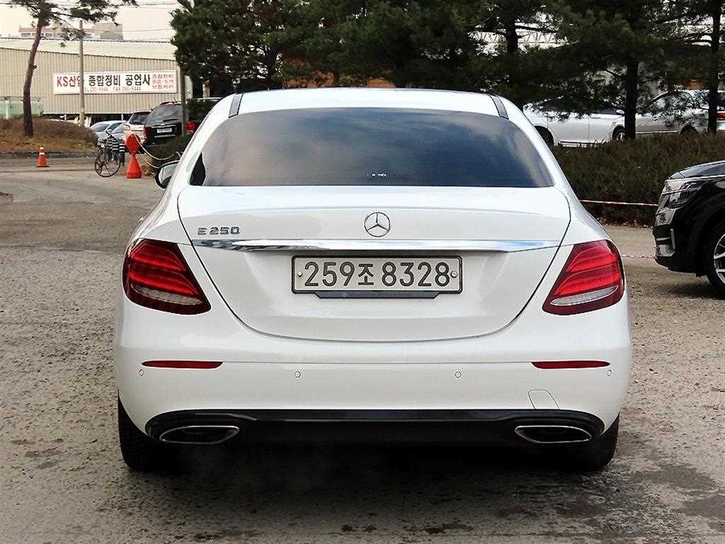 Mercedes Benz E class - Vista 4